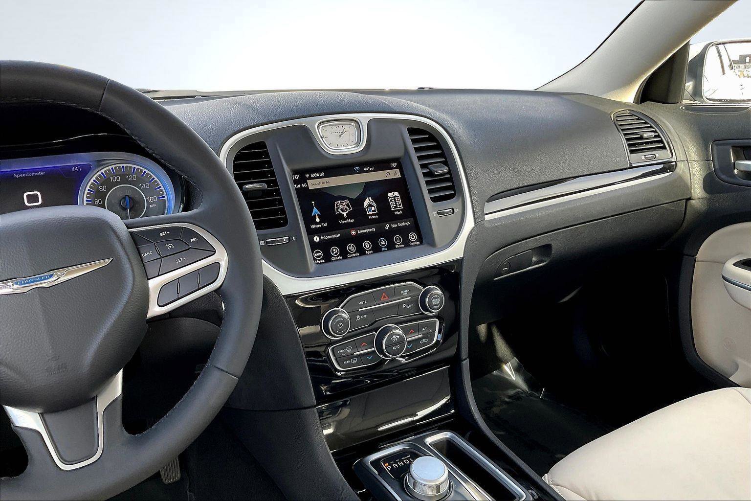 Used 2023 Chrysler 300 Touring L image 6