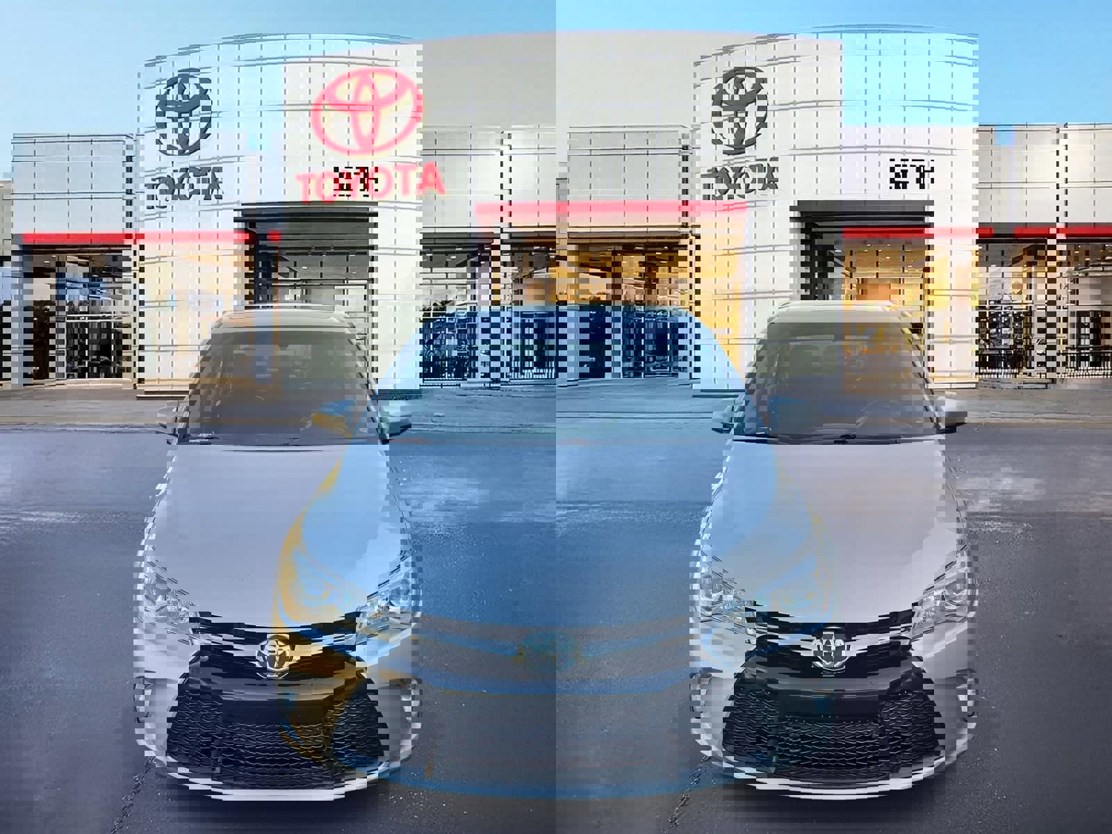 Used 2015 Toyota Camry SE w/ Moonroof Package image 2