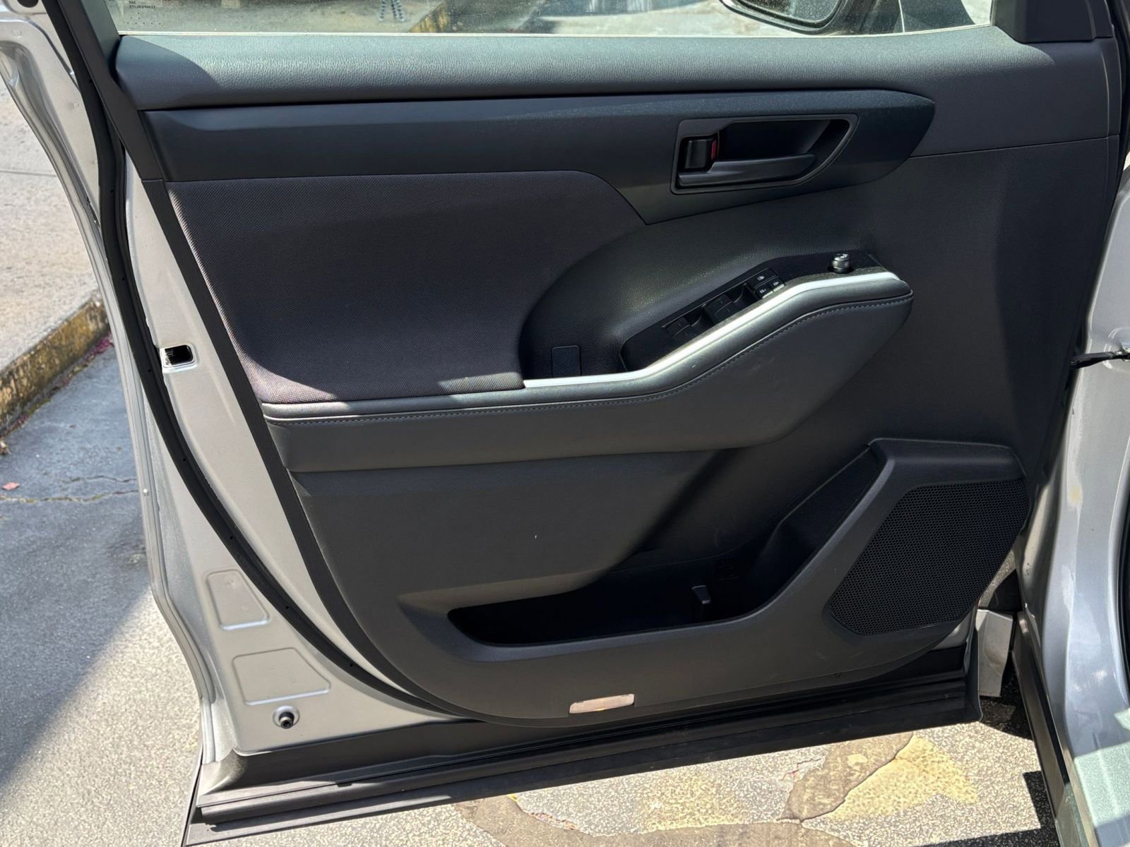 Used 2025 Toyota Highlander LE image 18