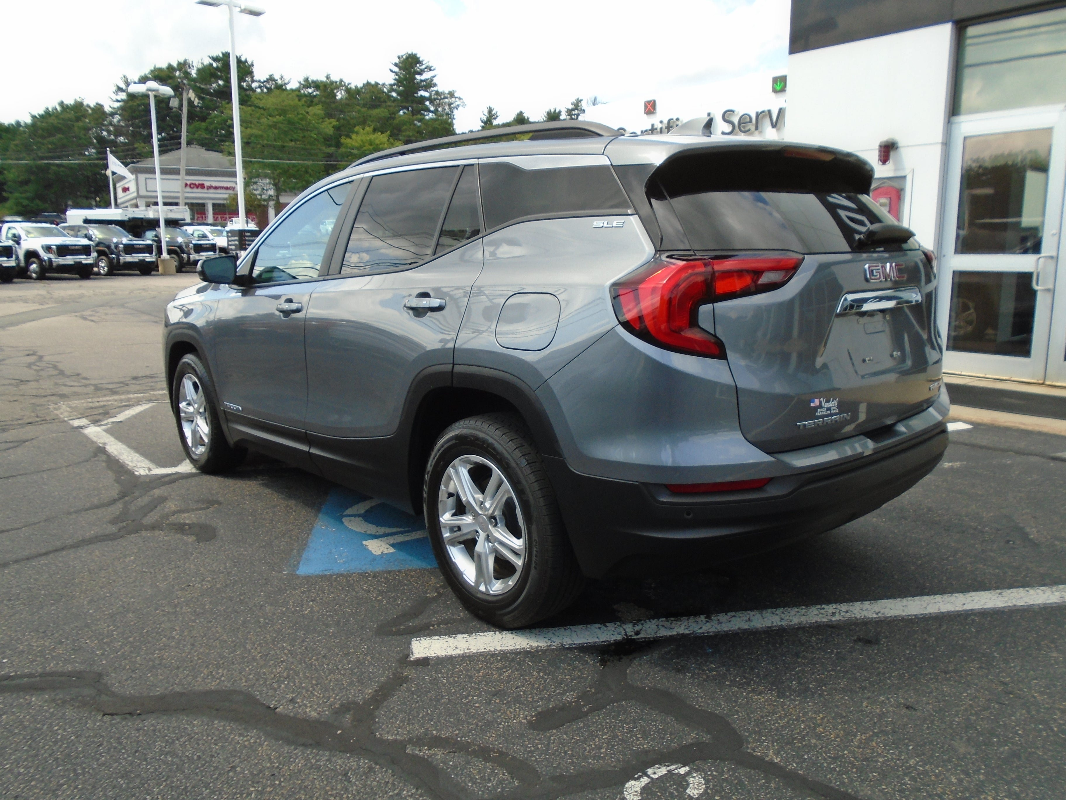 Used 2021 GMC Terrain SLE w/ Driver Convenience Package AWD/4WD image 9