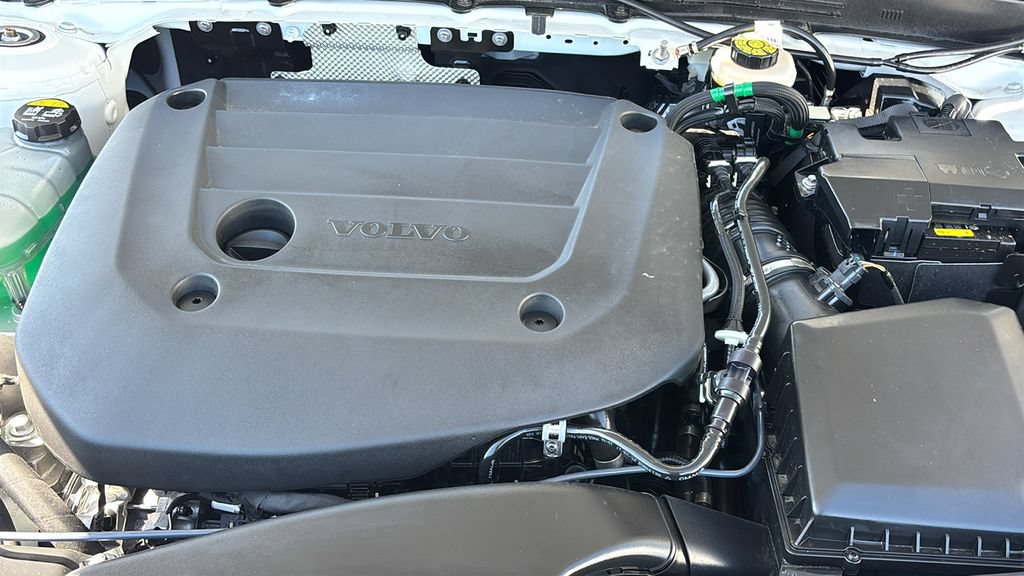 Certified 2026 Volvo XC40 B5 Plus AWD/4WD image 32