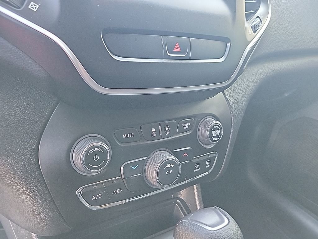 Used 2020 Jeep Cherokee Latitude FWD image 26