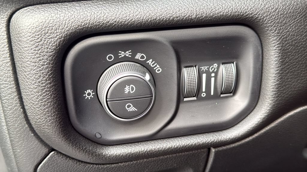Used 2024 RAM 1500 Laramie AWD/4WD image 11