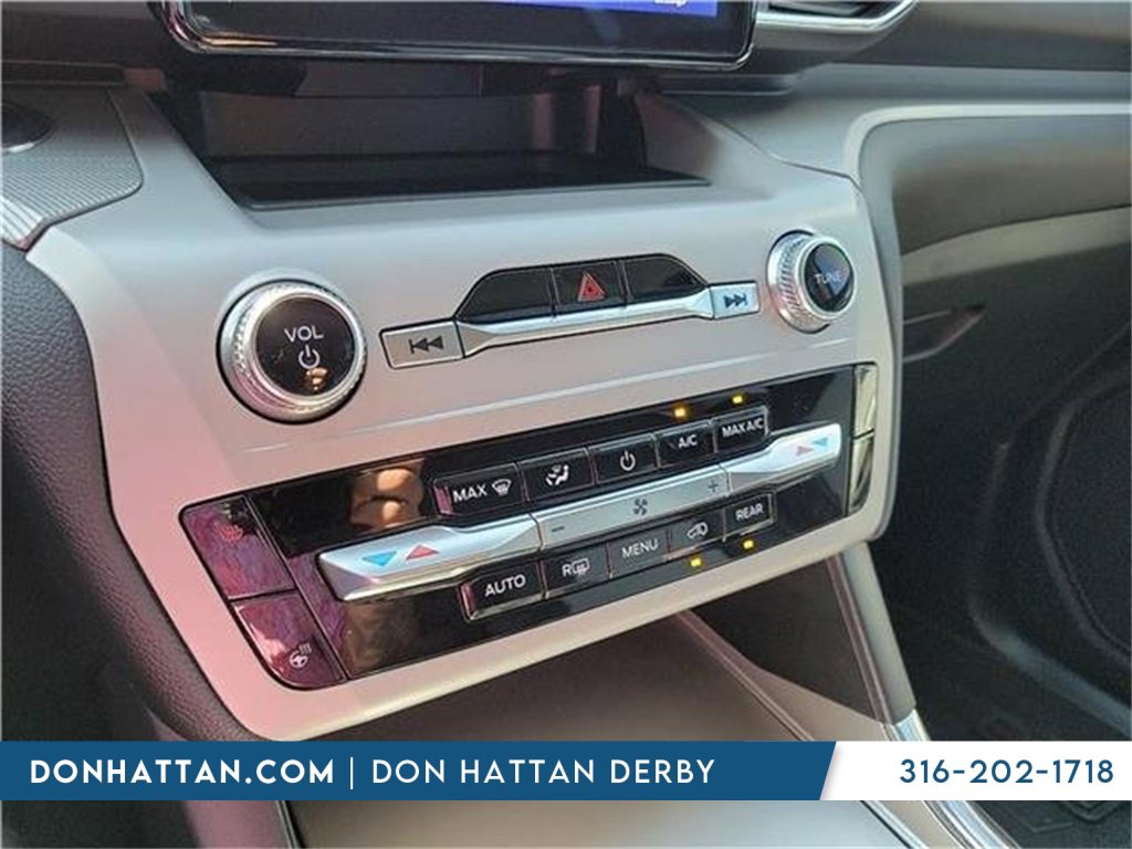 Used 2023 Ford Explorer XLT w/ Equipment Group 202A image 5