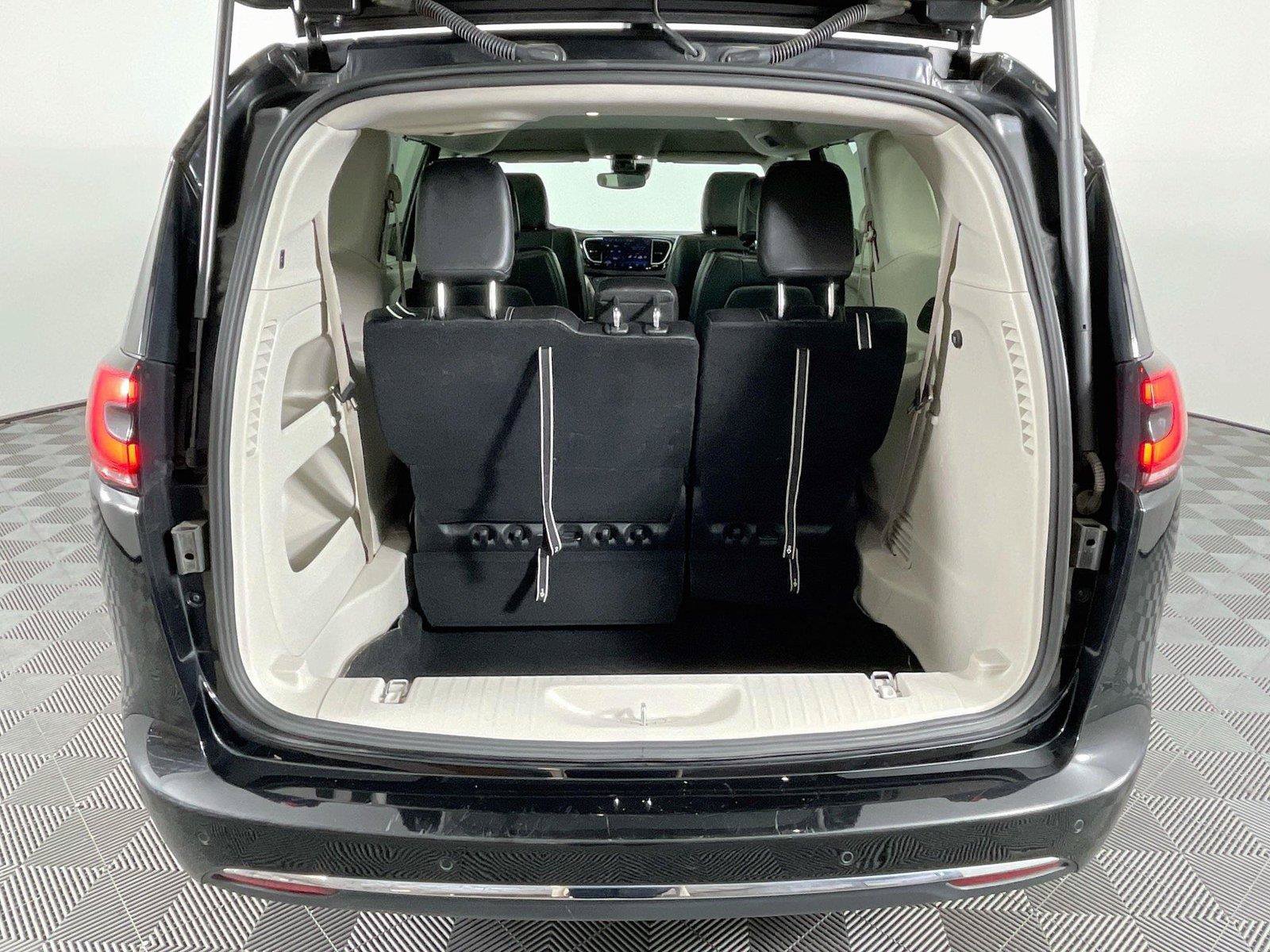 Used 2024 Chrysler Pacifica Touring-L FWD image 22