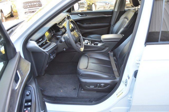 Used 2023 Jeep Grand Cherokee 4WD 4xe w/ Luxury Tech Group II image 17