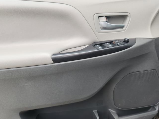 Used 2017 Toyota Sienna LE image 17