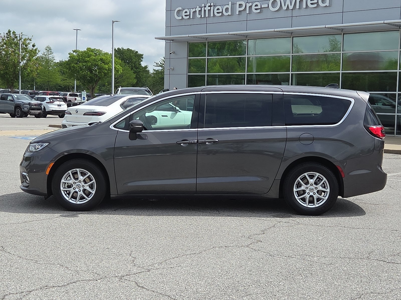 Used 2023 Chrysler Pacifica Touring-L FWD image 3
