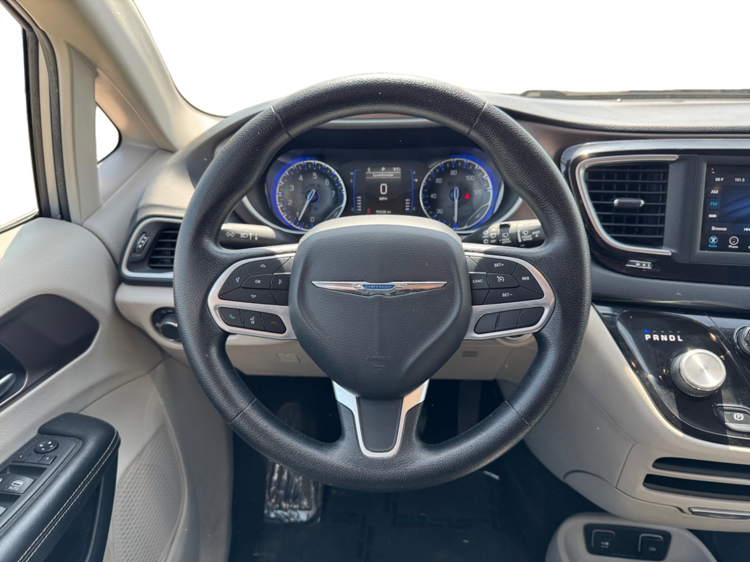 Used 2020 Chrysler Voyager Lxi image 13