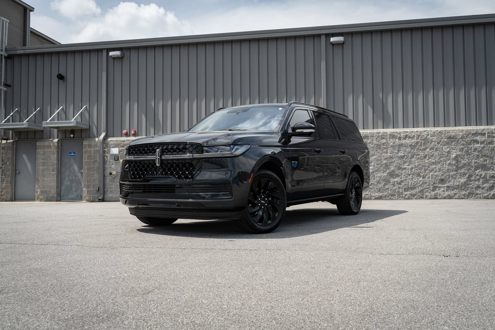 Used 2025 Lincoln Navigator L Reserve w/ Jet Appearance Package AWD/4WD image 1