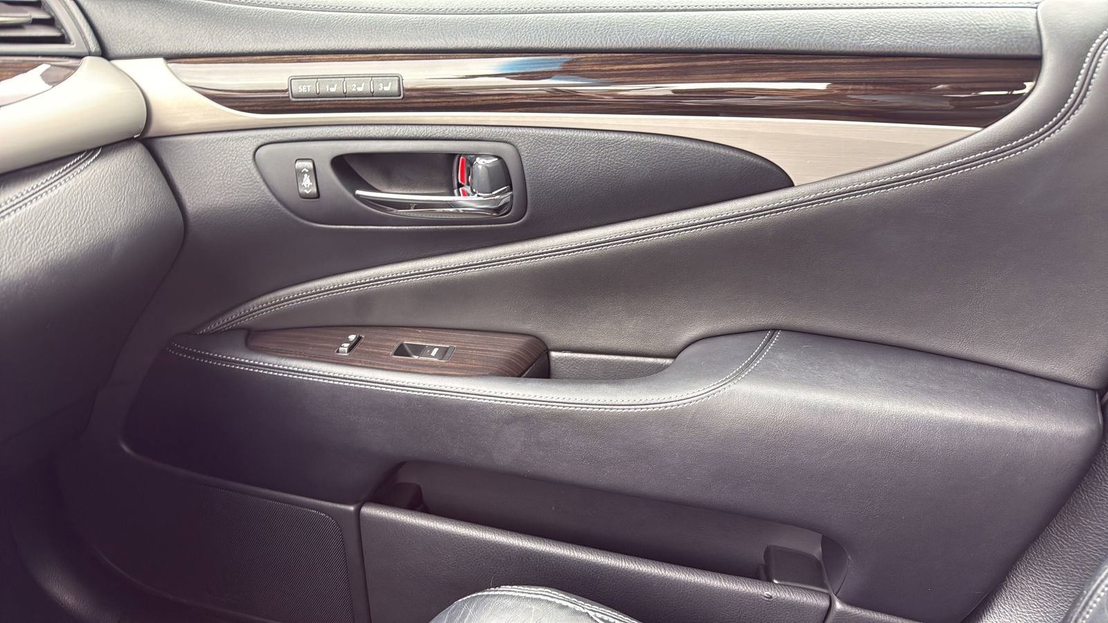 Used 2016 Lexus LS 460 w/ Comfort Package image 23