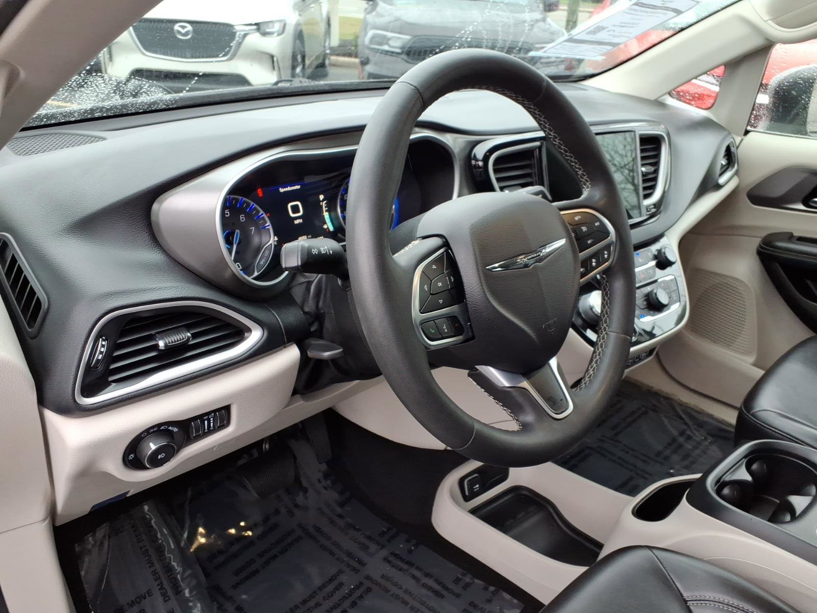 Used 2023 Chrysler Pacifica Touring-L image 15