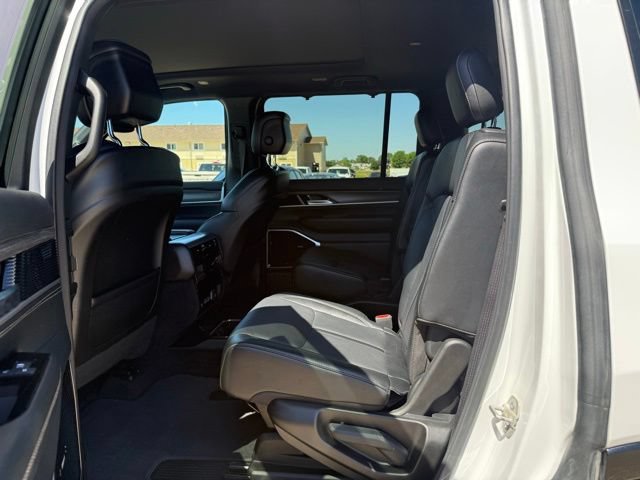 Used 2024 Jeep Wagoneer Series III w/ Premium Group I AWD/4WD image 39
