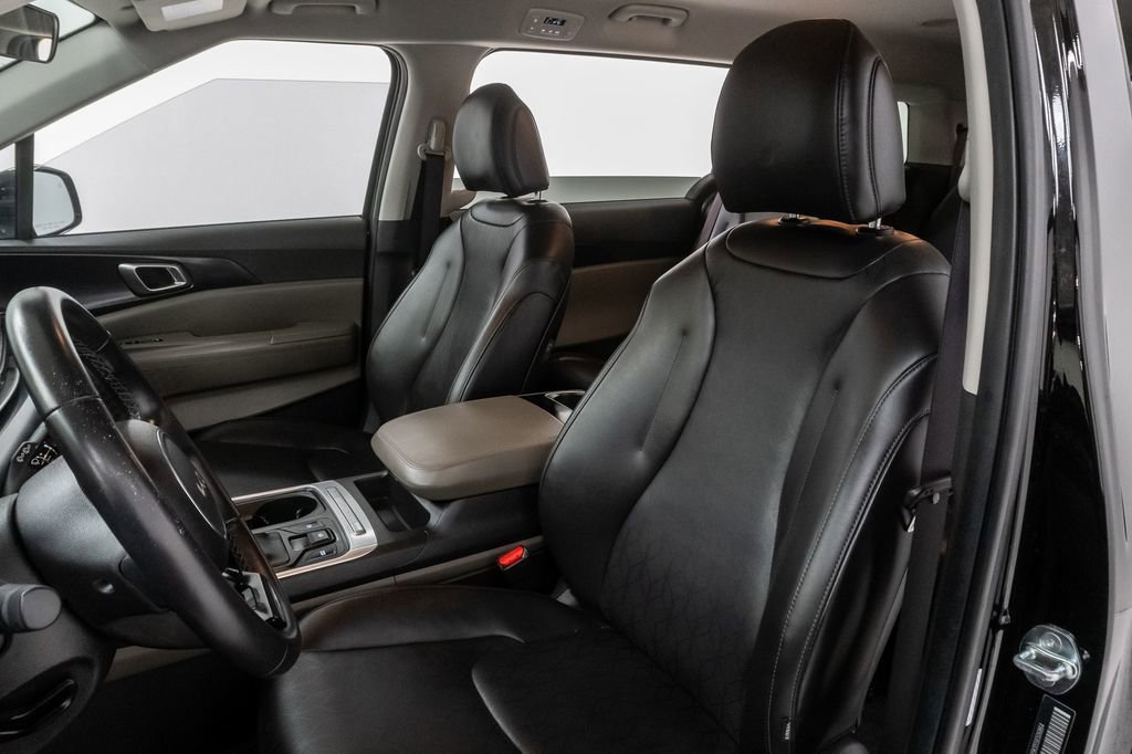 Used 2025 Kia Carnival FWD image 12