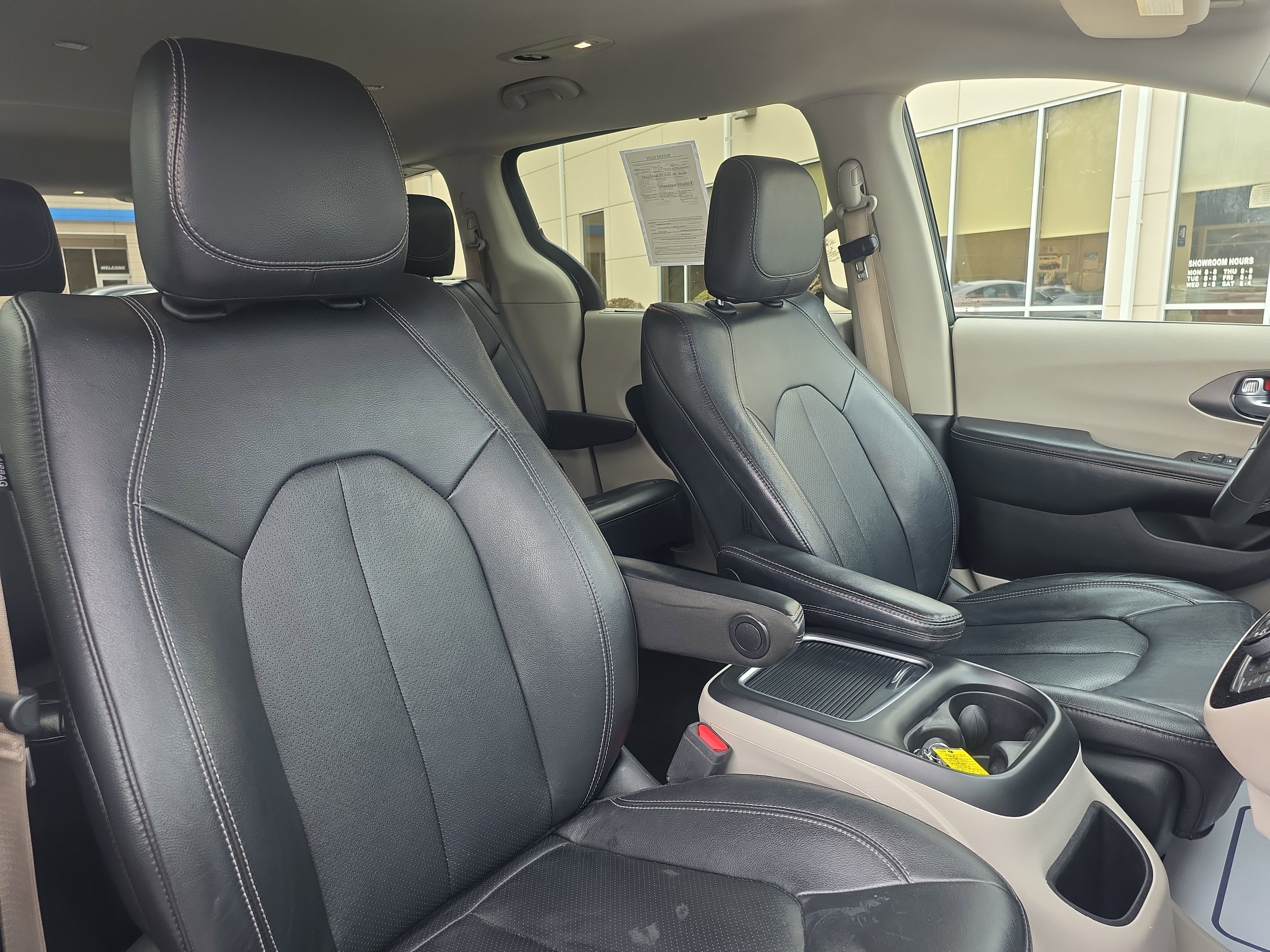 Used 2022 Chrysler Pacifica Touring-L image 13