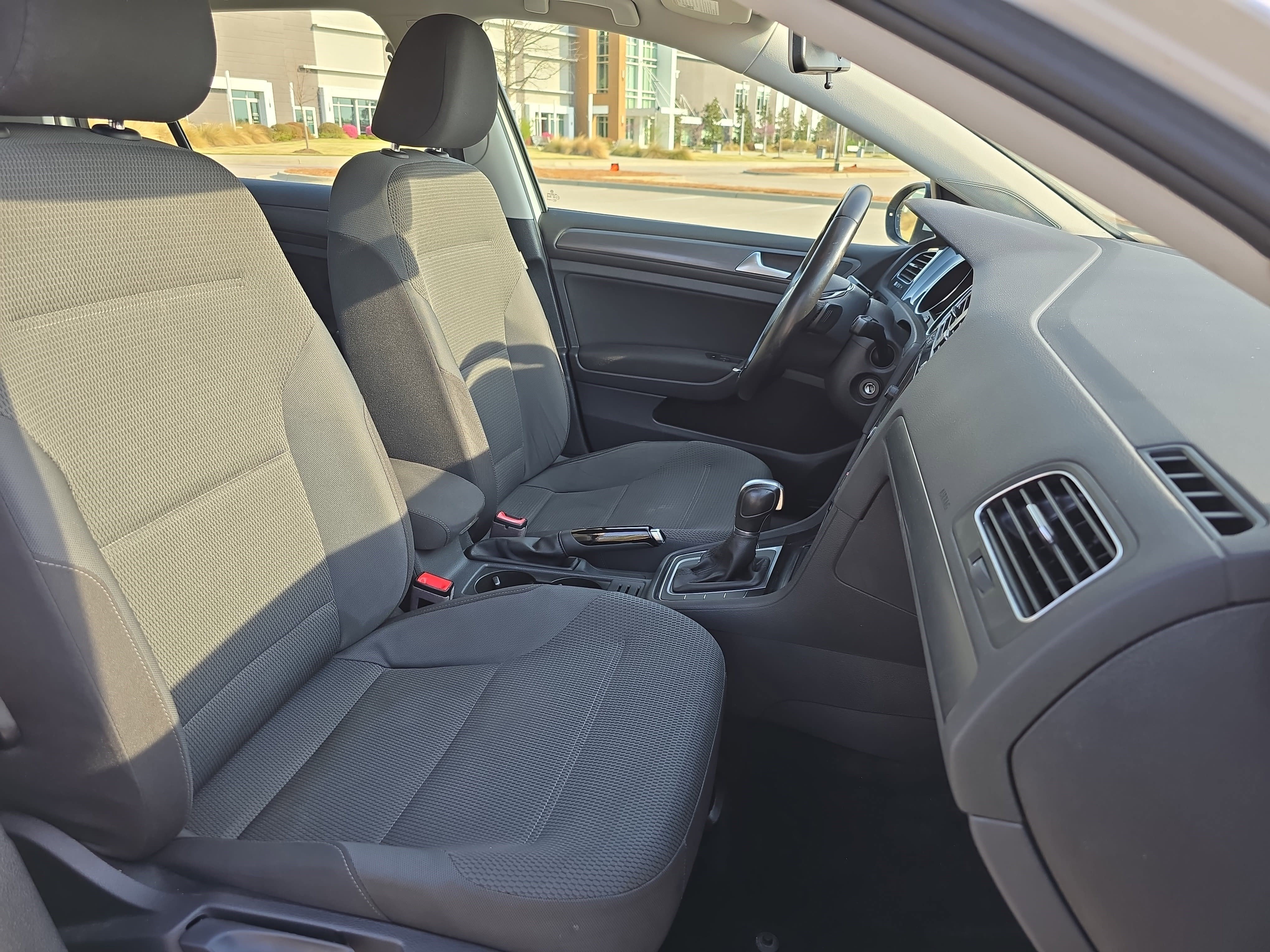 Used 2018 Volkswagen Golf S image 10