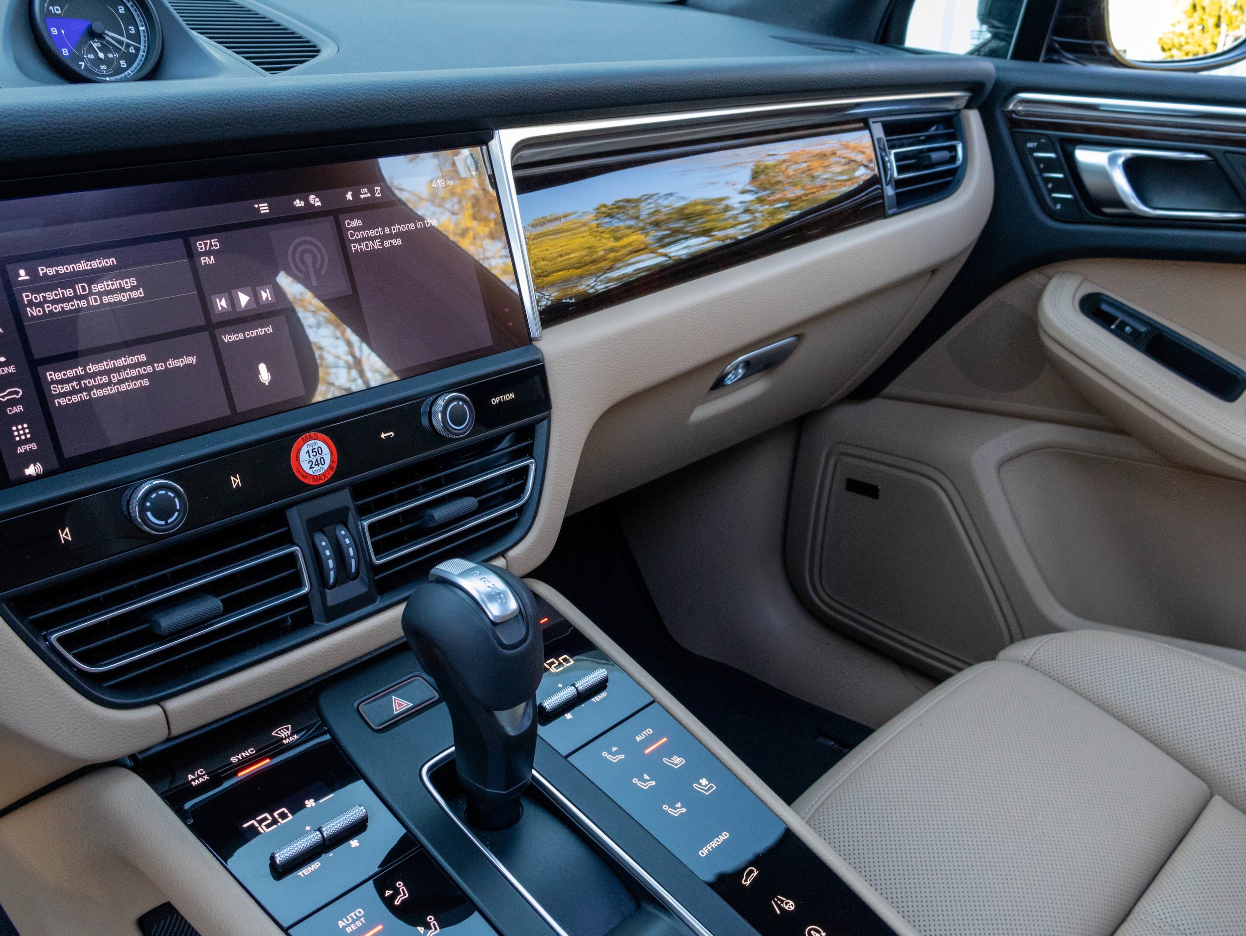 Certified 2025 Porsche Macan AWD/4WD image 19