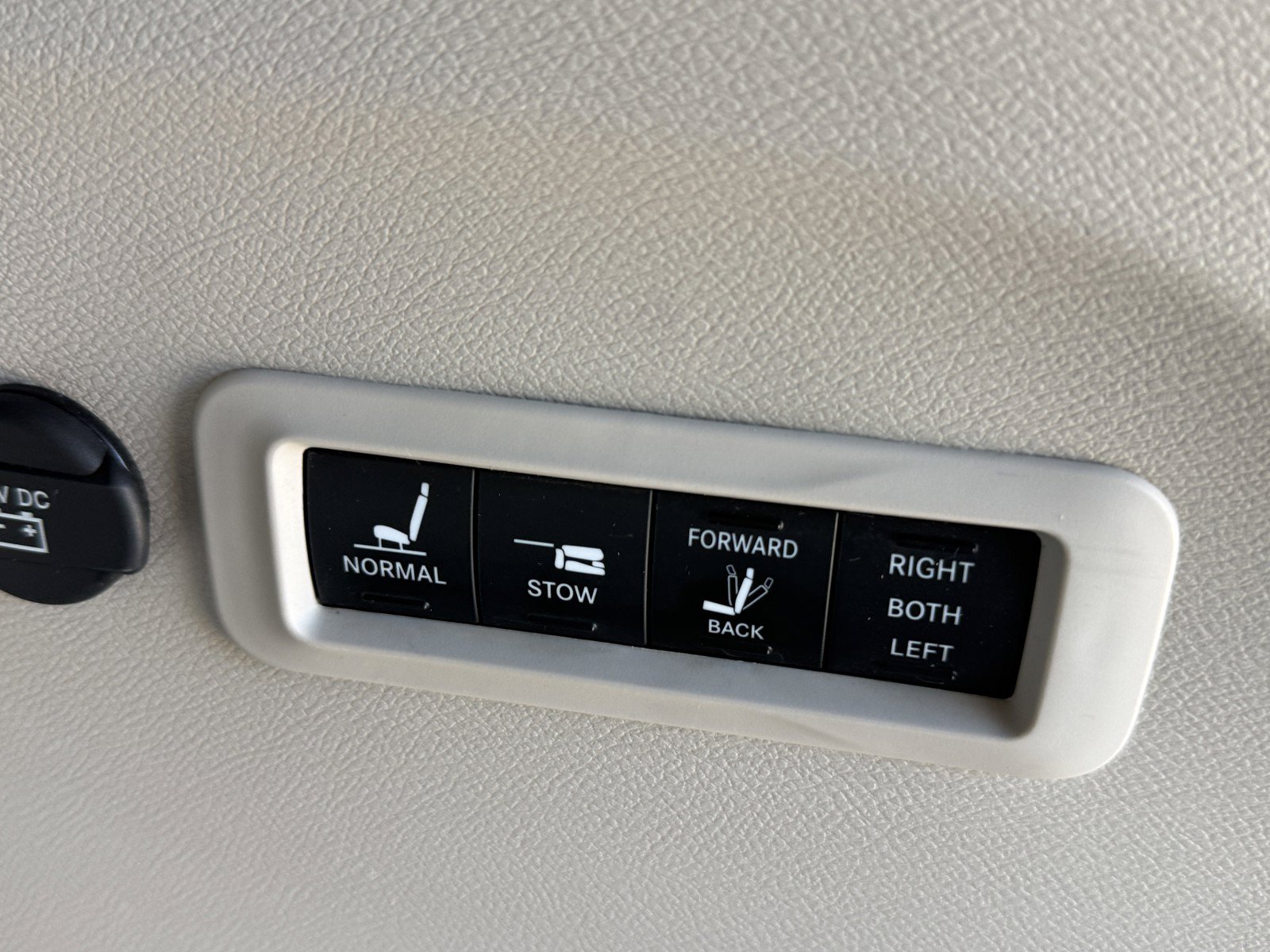 Used 2020 Chrysler Pacifica Limited FWD image 29
