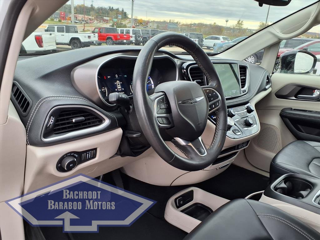 Used 2024 Chrysler Pacifica Select image 15