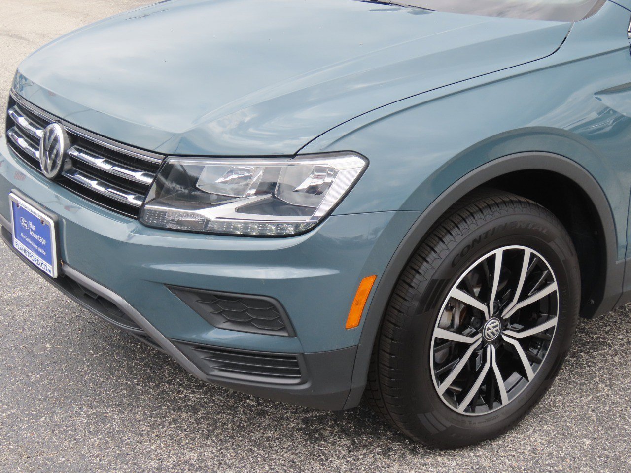 Used 2021 Volkswagen Tiguan SE w/ Panoramic Sunroof Package FWD image 3