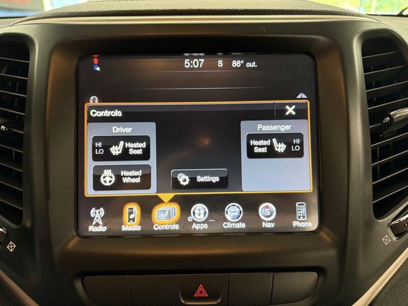 Used 2015 Jeep Cherokee Latitude w/ Cold Weather Group AWD/4WD image 24