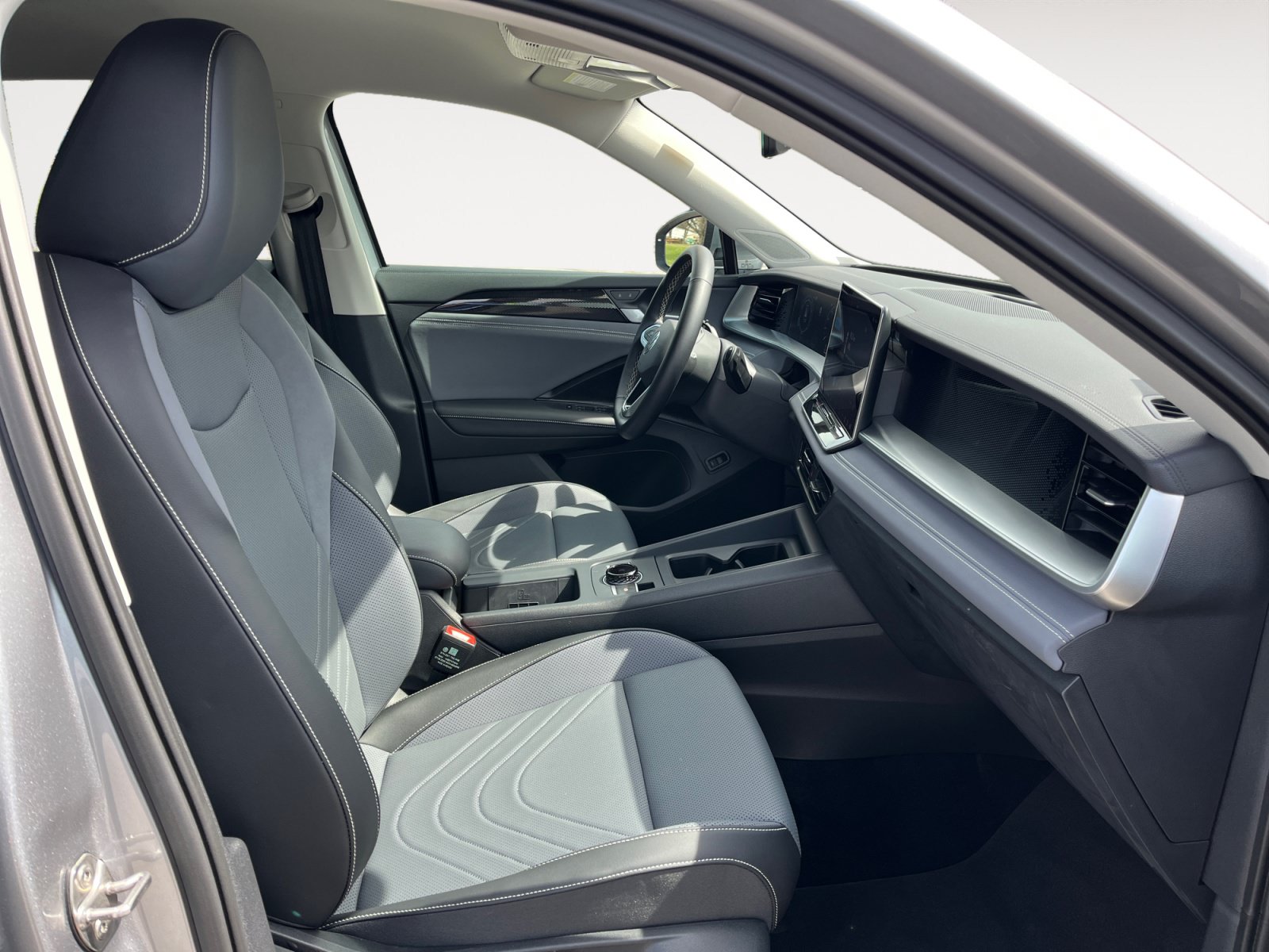 Certified 2025 Volkswagen Tiguan SE FWD image 18