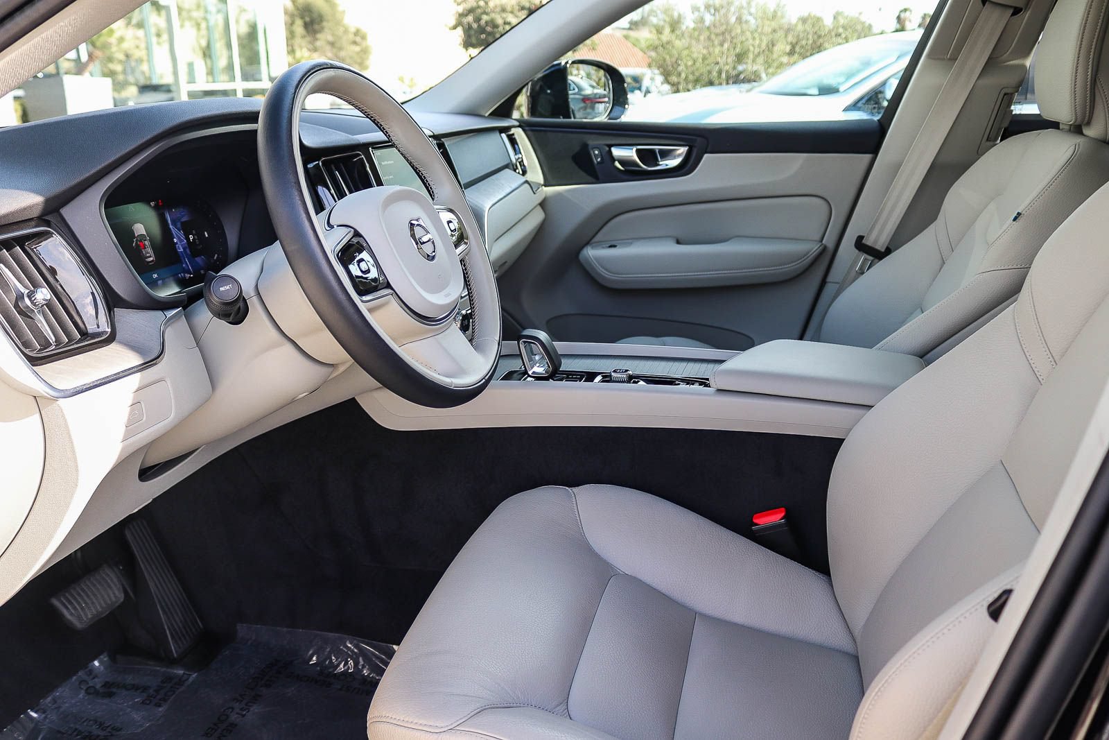 Used 2024 Volvo XC60 B5 Plus w/ Protection Package Premier AWD/4WD image 20