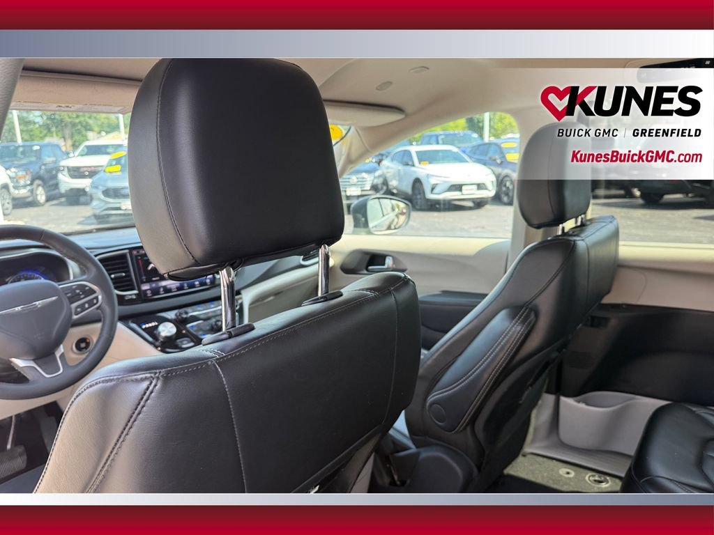 Used 2023 Chrysler Pacifica Touring-L FWD image 26