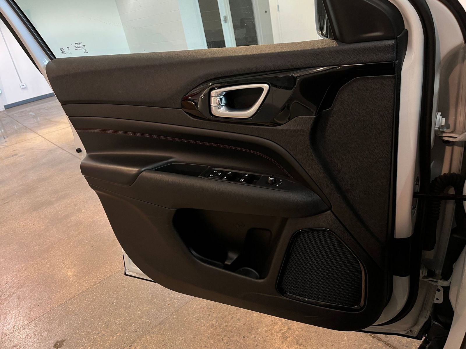 Used 2025 Jeep Compass Trailhawk AWD/4WD image 18