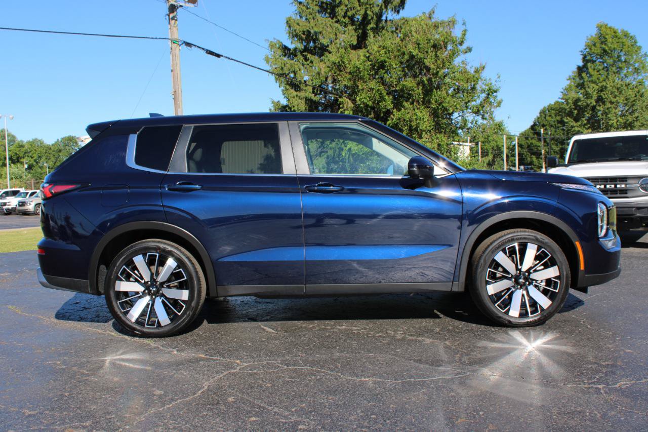 Used 2025 Mitsubishi Outlander SE FWD image 3