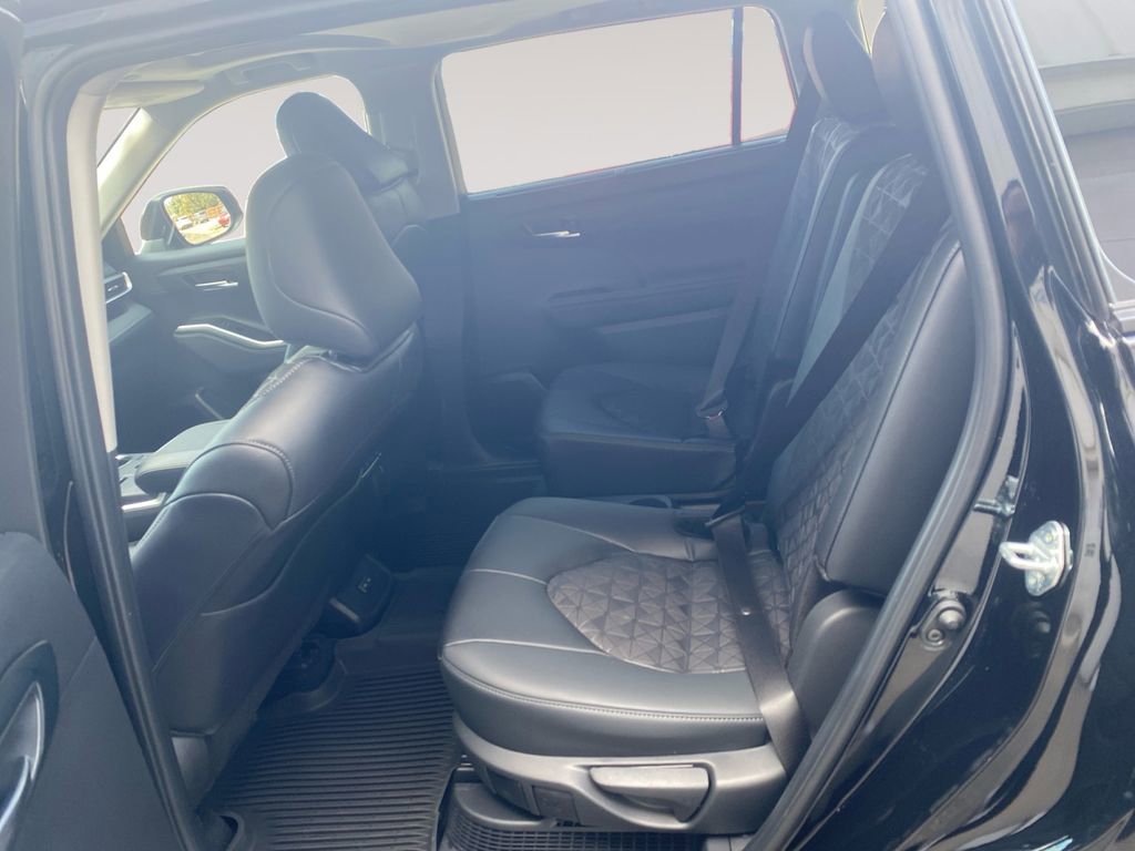 Used 2024 Toyota Highlander XLE image 13