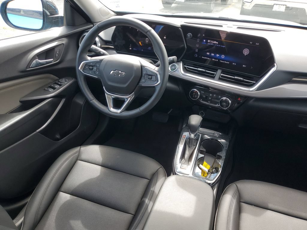 Used 2025 Chevrolet Trax ACTIV w/ Sunroof Package FWD image 13