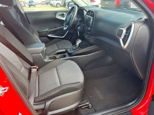 Used 2025 Kia Soul LX w/ LX Technology Package FWD image 3