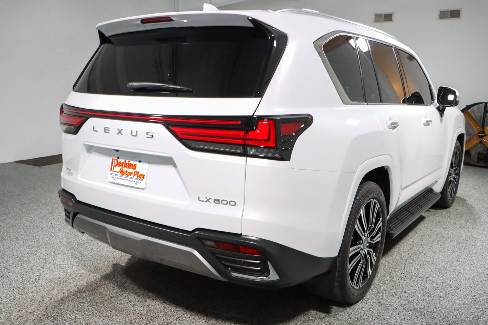 Used 2025 Lexus LX 600 4WD w/ Luxury Package image 7