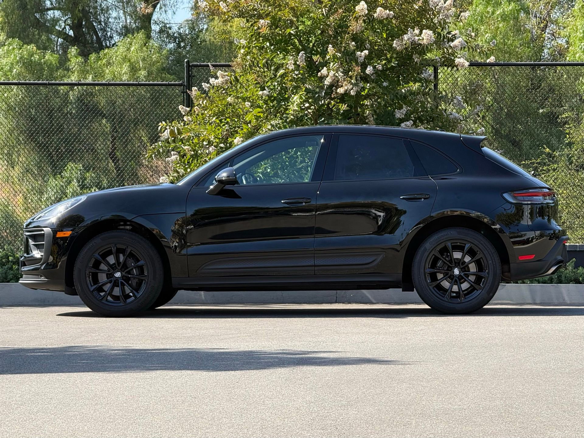 Certified 2024 Porsche Macan AWD/4WD image 2