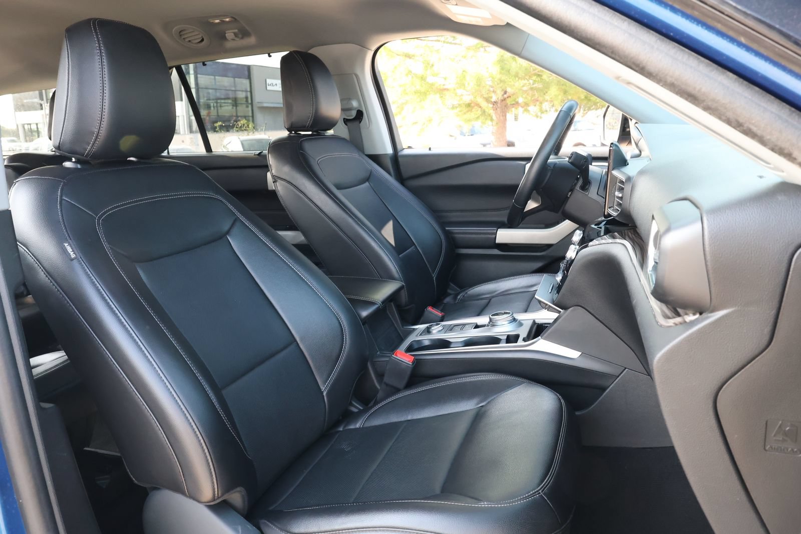 Used 2023 Ford Explorer Limited AWD/4WD image 30
