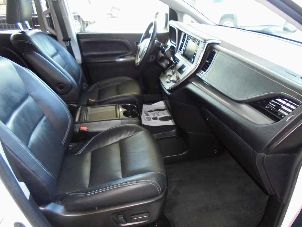 Used 2018 Toyota Sienna SE FWD image 8