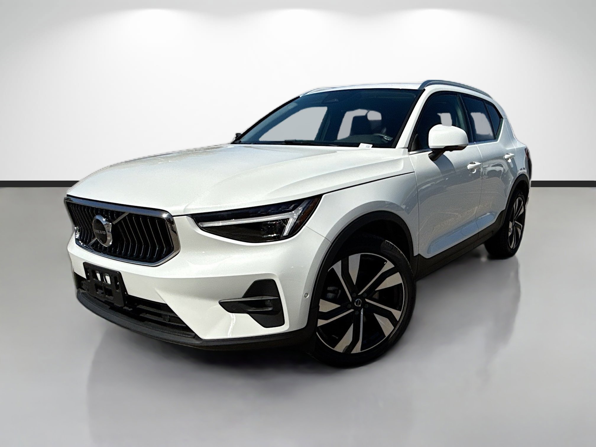 Used 2025 Volvo XC40 B5 Ultra image 1
