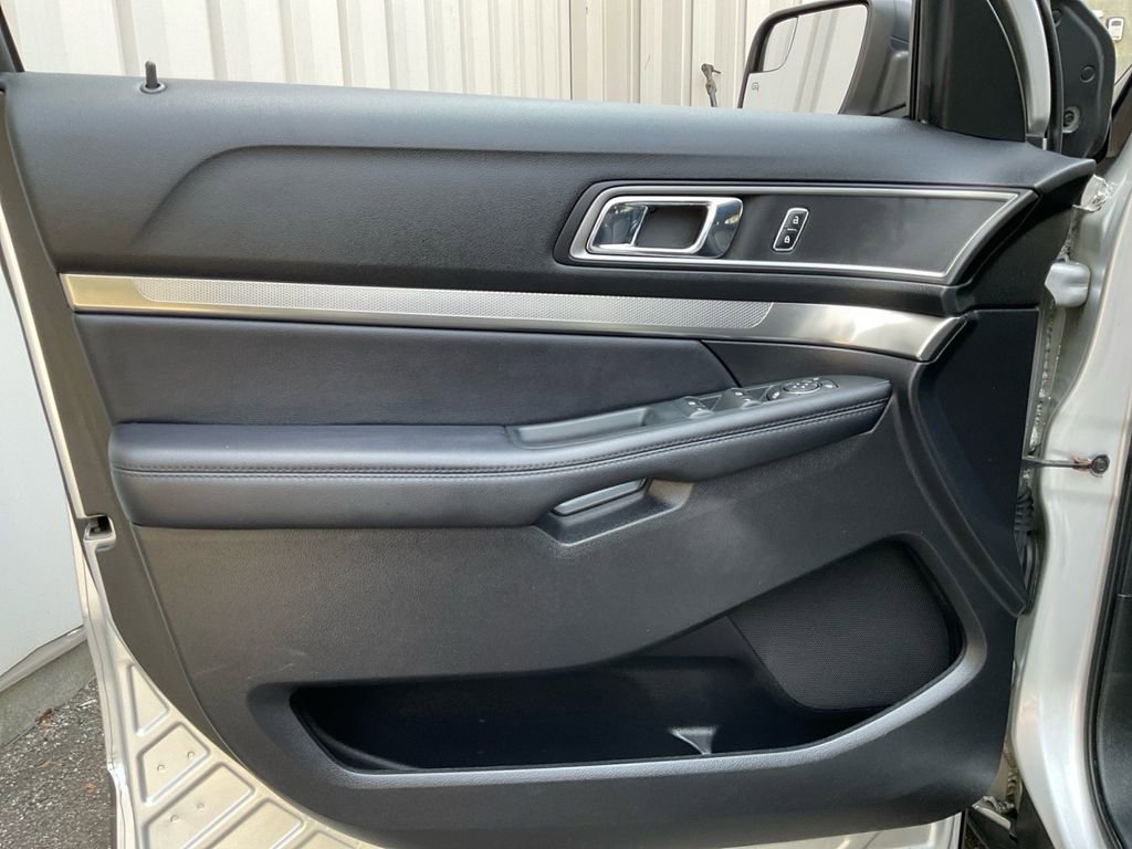 Used 2018 Ford Explorer XLT image 29