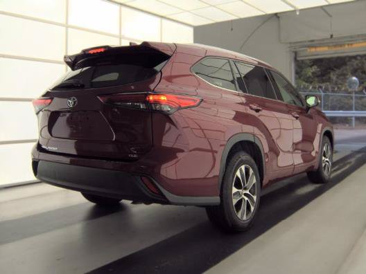 Used 2022 Toyota Highlander XLE FWD image 3