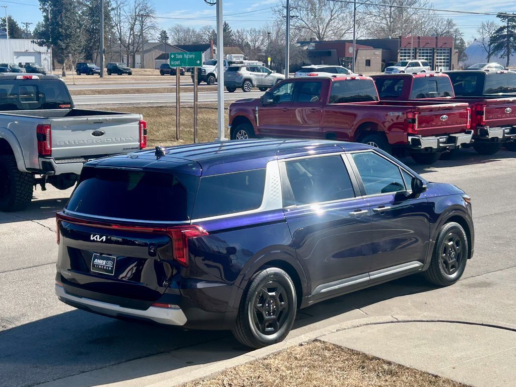 Used 2025 Kia Carnival image 5