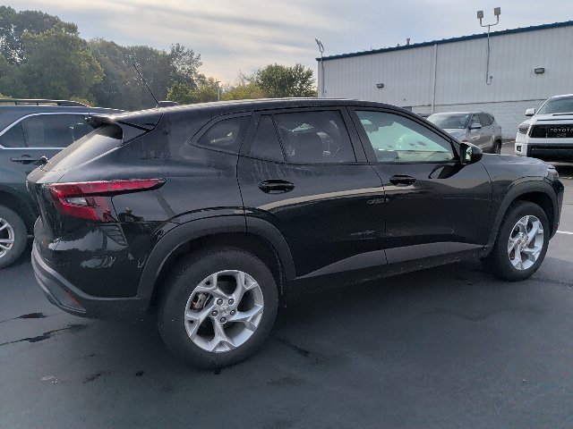 Used 2025 Chevrolet Trax LS w/ LS Convenience Package FWD image 3