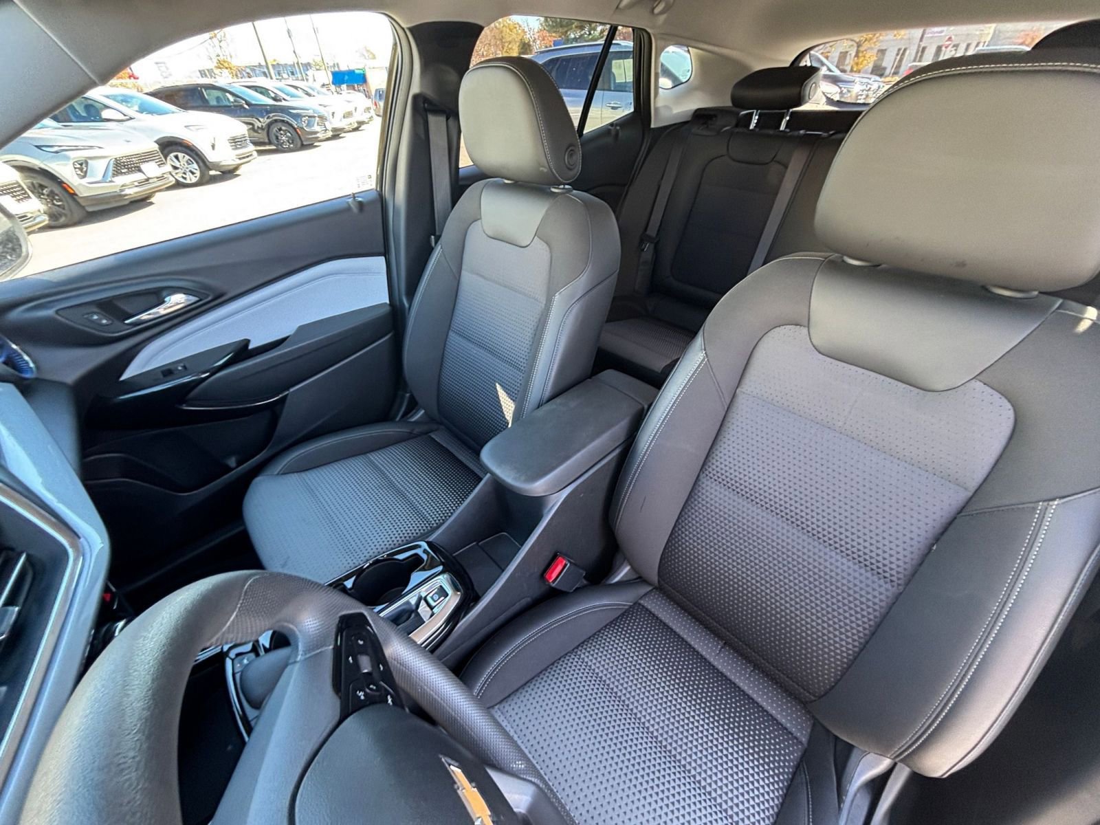 Used 2025 Chevrolet Trax LT image 34