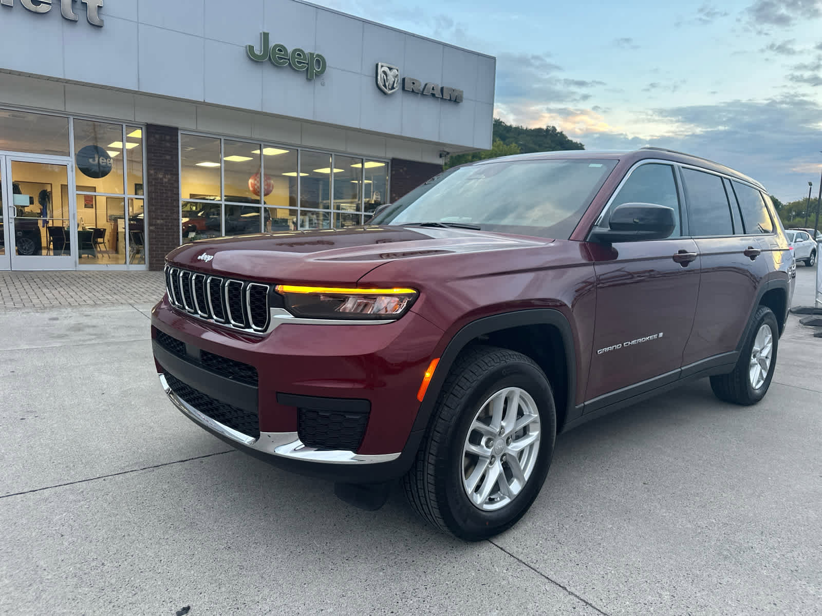 New 2025 Jeep Grand Cherokee L Laredo