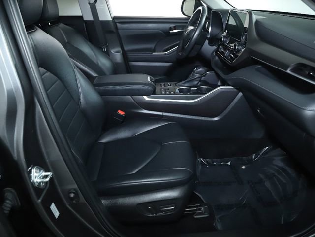 Used 2023 Toyota Highlander Limited image 32