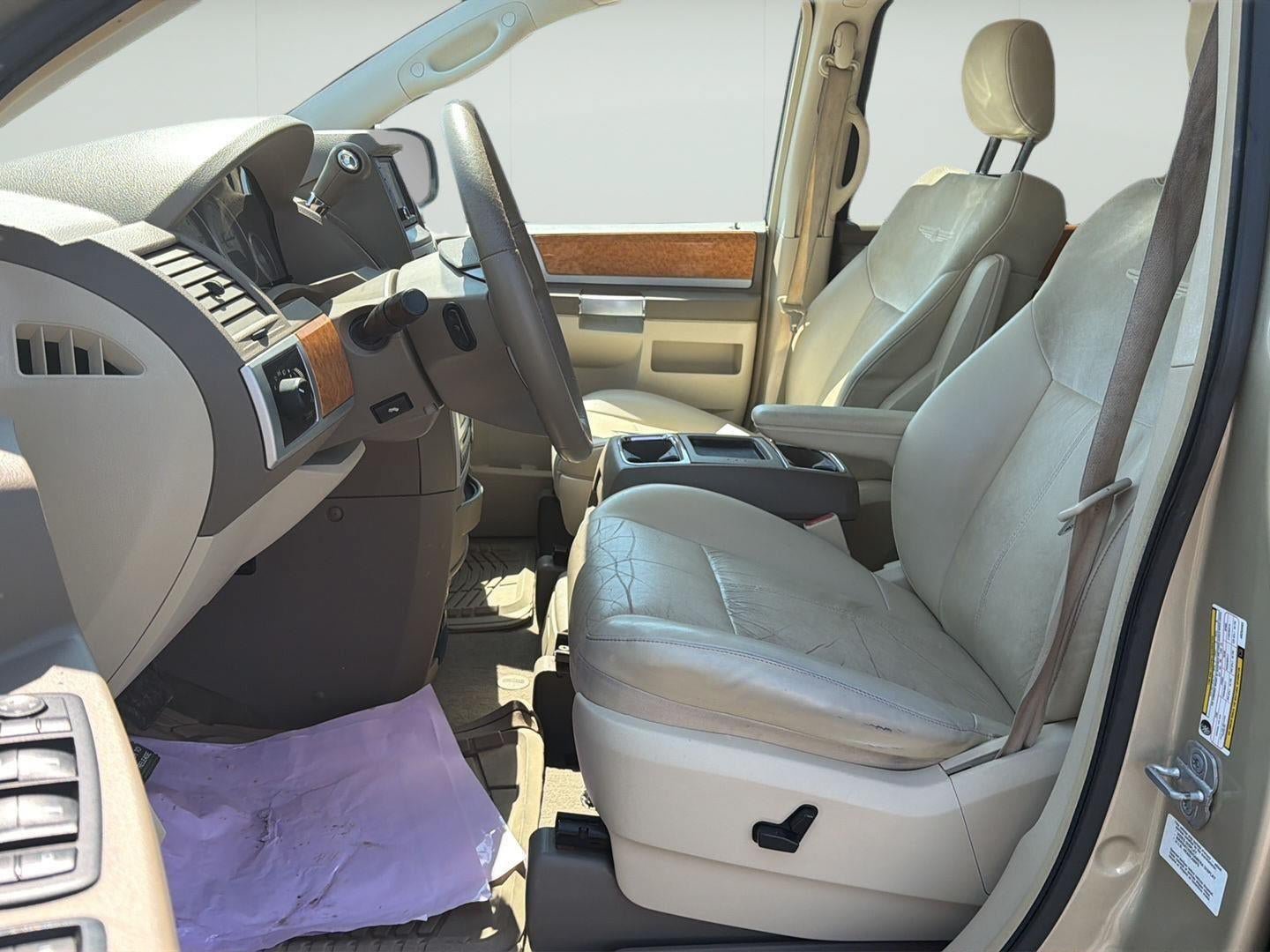 Used 2010 Chrysler Town & Country Limited w/ Entertainment Group #3 FWD image 12