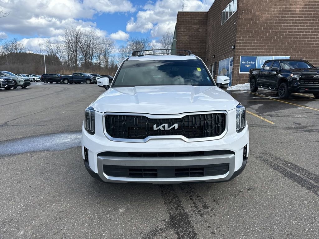 Used 2024 Kia Telluride EX w/ EX Captain's Chair Package image 4