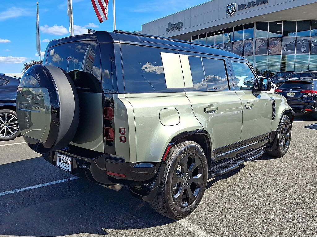 Used 2025 Land Rover Defender 110 X-Dynamic SE AWD/4WD image 31