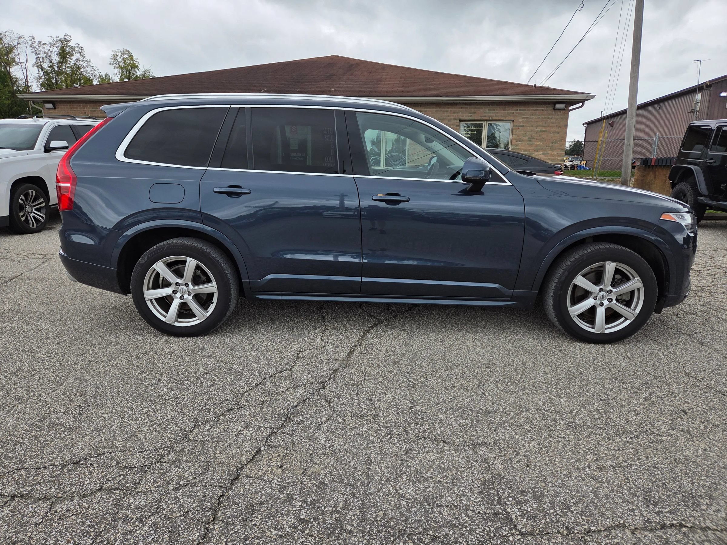 Used 2020 Volvo XC90 T6 Momentum AWD/4WD image 4