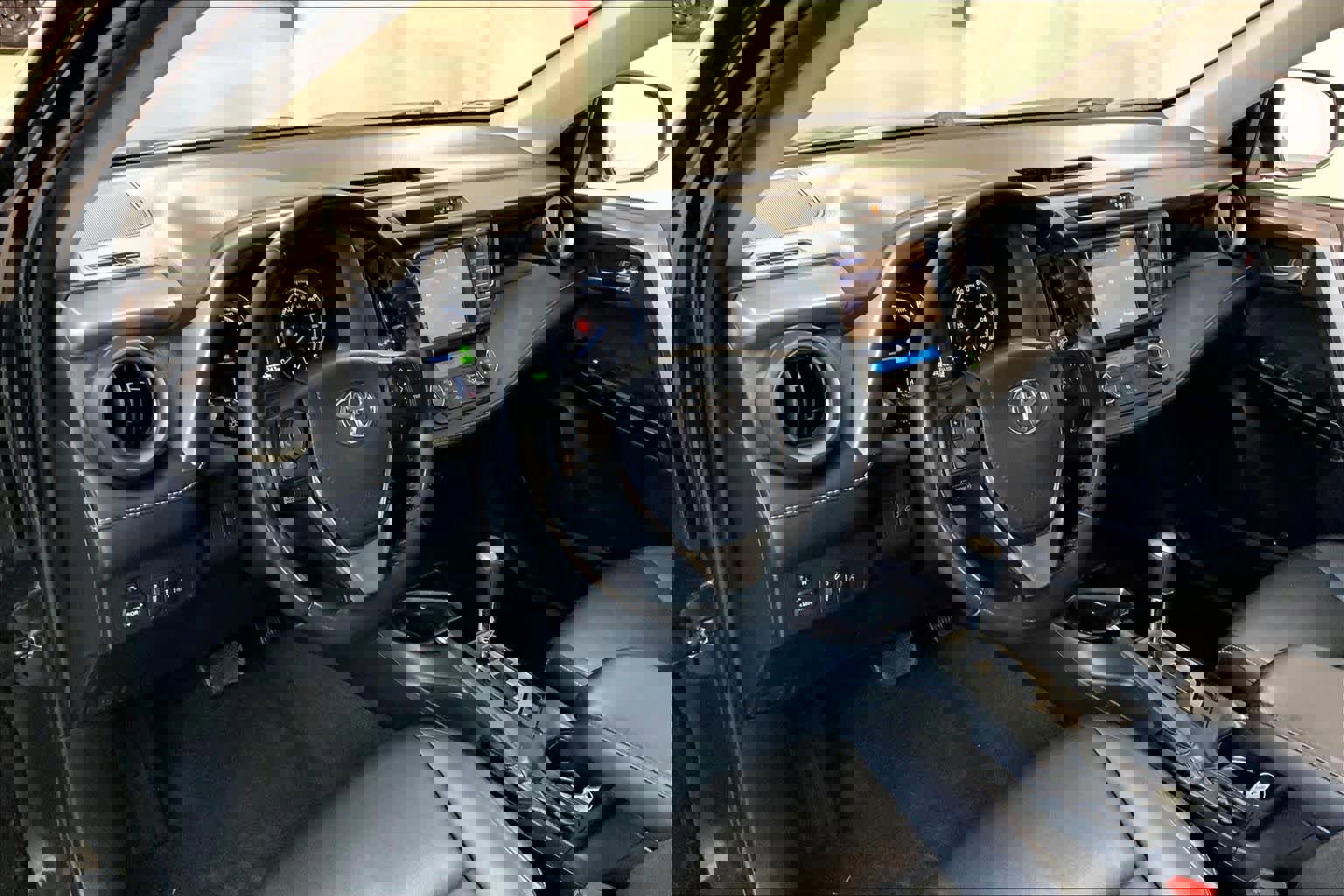 Used 2017 Toyota RAV4 Limited image 18